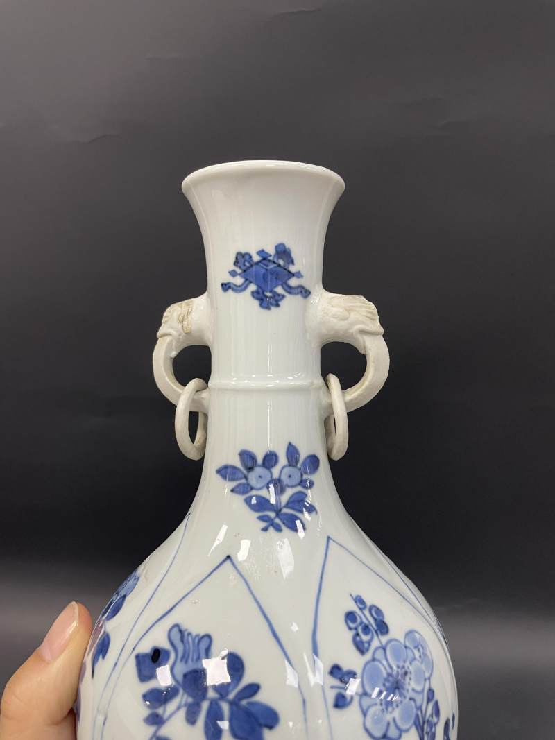 清康熙  青花莲瓣开光四季花卉纹螭耳衔环瓶 - 图10