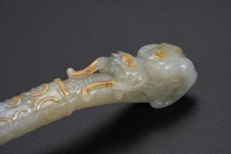 清中期  白玉带皮镶碧玉龙纹匙 - 图9