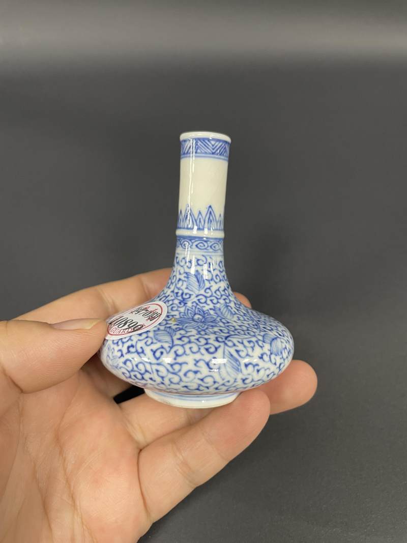 清康熙  青花缠枝花卉纹小荸荠瓶 - 图5