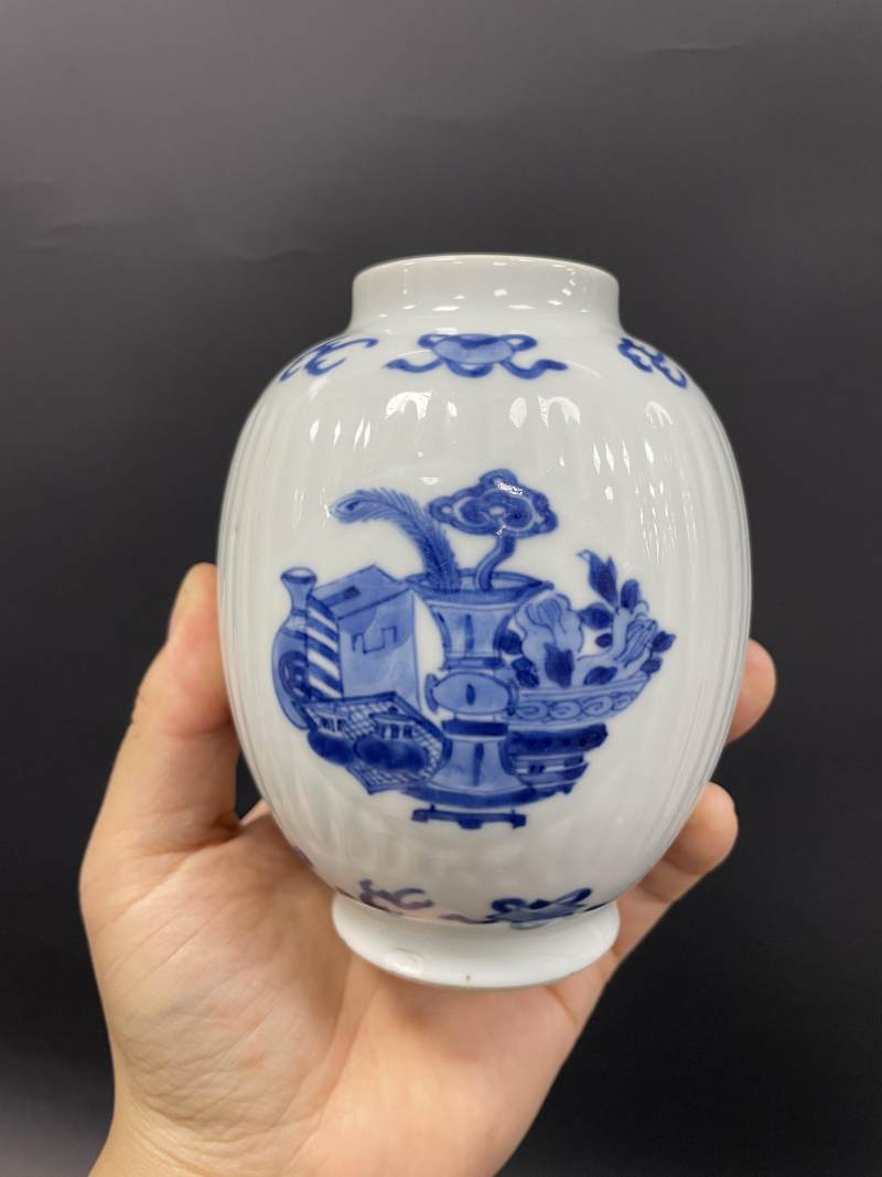 清康熙  青花开光瓶花博古诗文瓜棱罐 - 图4