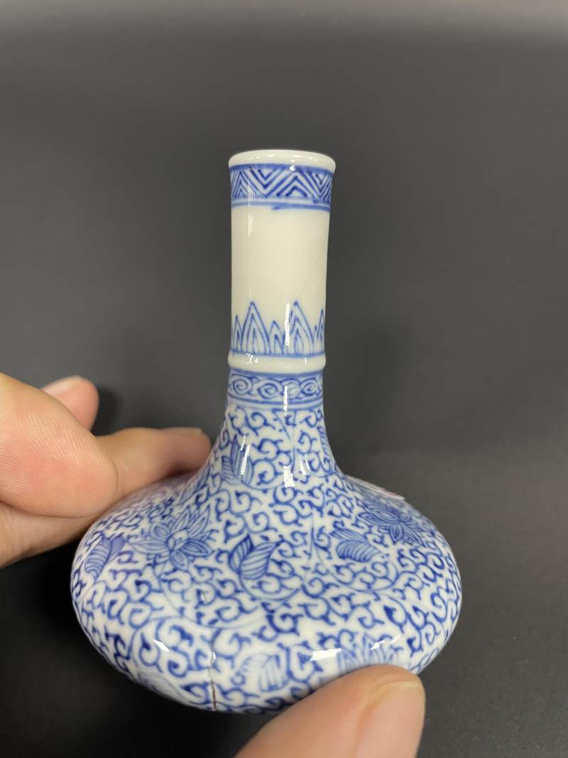 清康熙  青花缠枝花卉纹小荸荠瓶 - 图6
