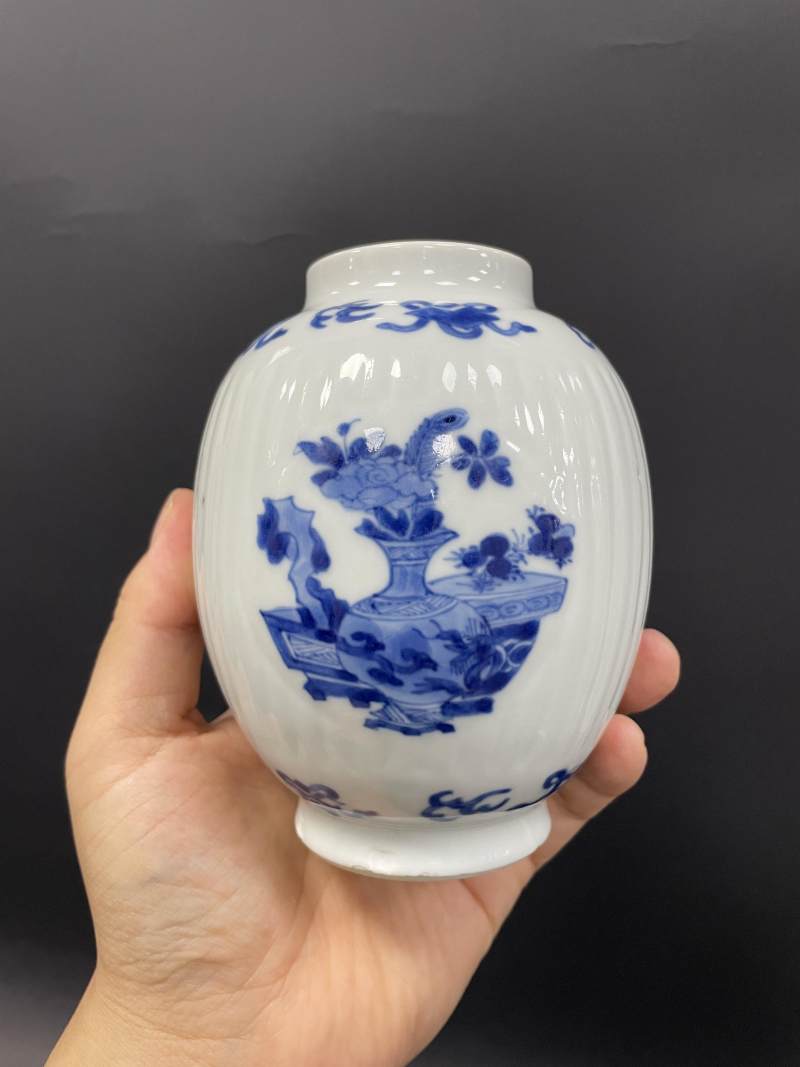 清康熙  青花开光瓶花博古诗文瓜棱罐 - 图5