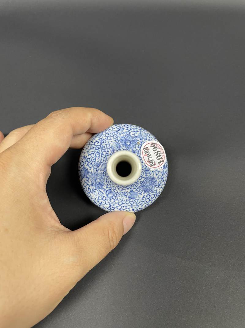 清康熙  青花缠枝花卉纹小荸荠瓶 - 图7