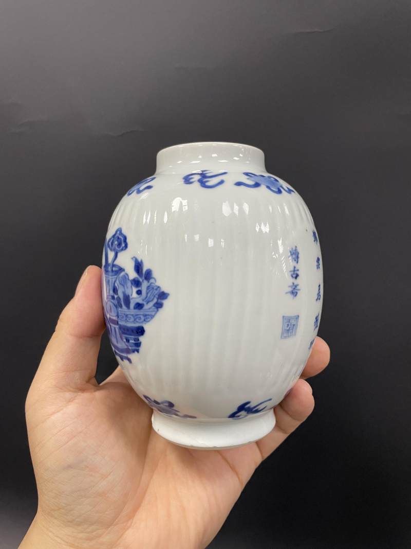 清康熙  青花开光瓶花博古诗文瓜棱罐 - 图6