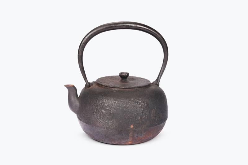 近代  正寿堂造花草纹南部铁瓶