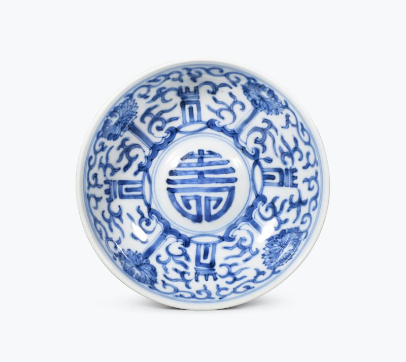 清雍正  青花缠枝莲寿字卧足碗