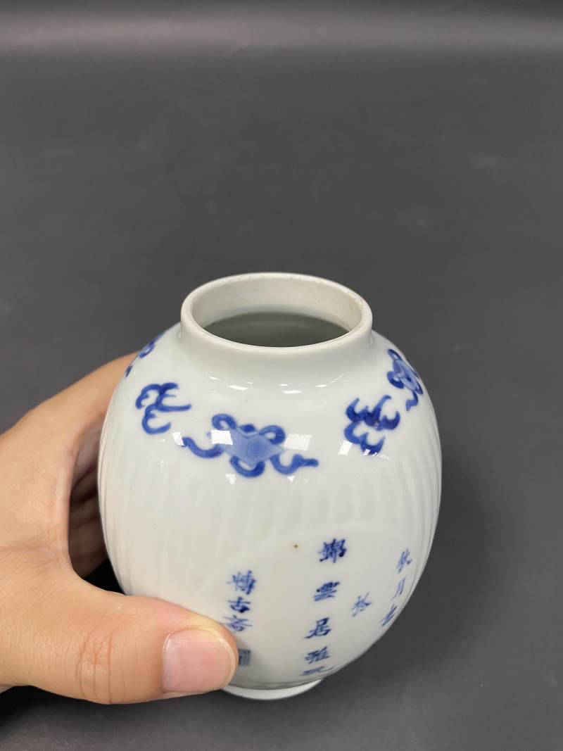 清康熙  青花开光瓶花博古诗文瓜棱罐 - 图7