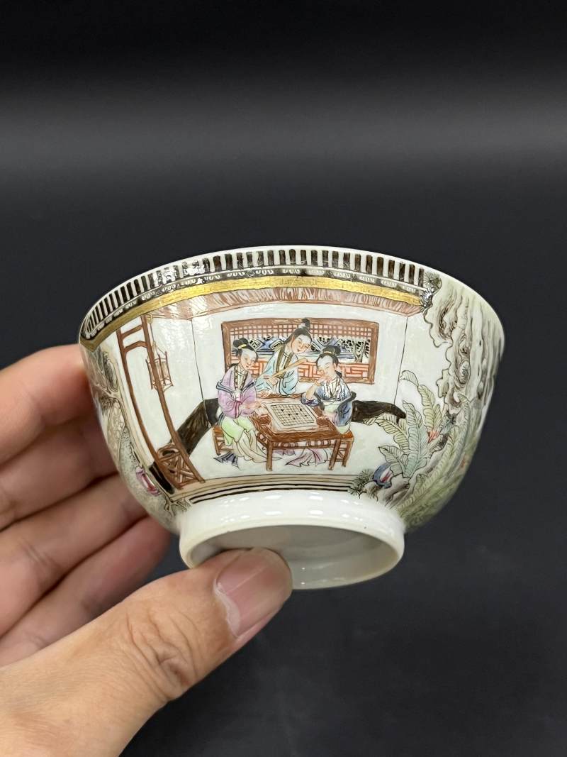清乾隆  粉彩仕女对弈图茶圆一对 - 图9