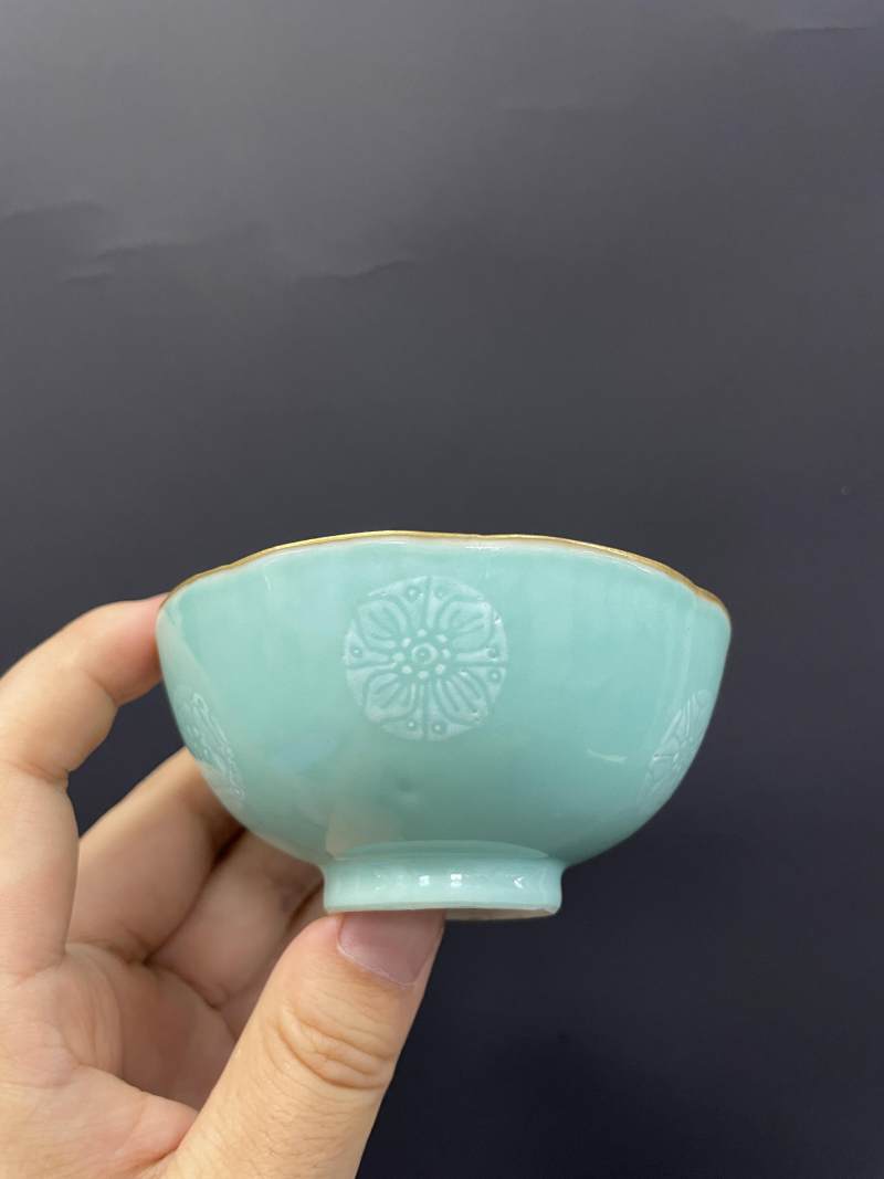 清道光  介眉定制松石绿釉堆白团花纹小碗 - 图8