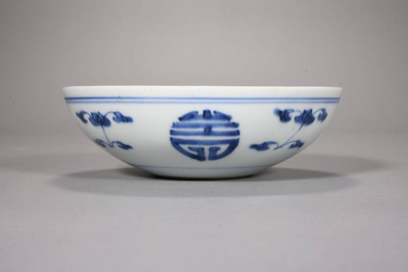 清雍正  青花缠枝莲寿字卧足碗 - 图2