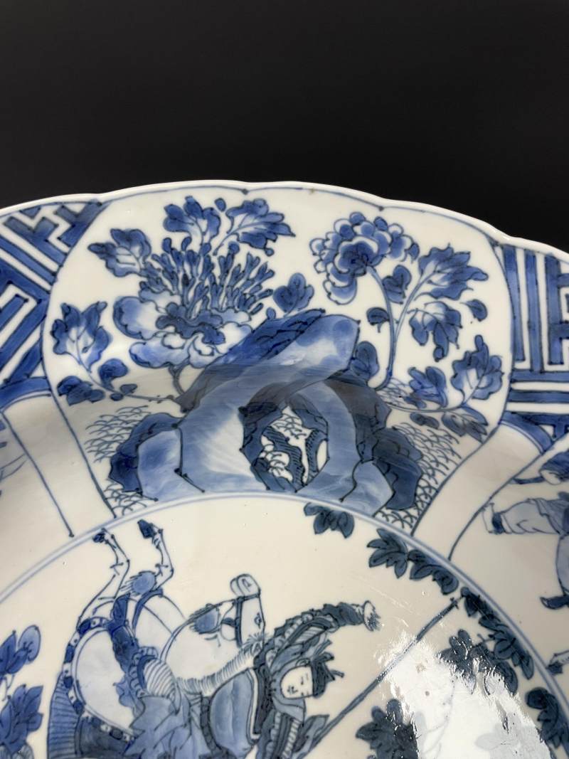 清康熙  青花锦地开光刀马人物纹折沿大盘 - 图9