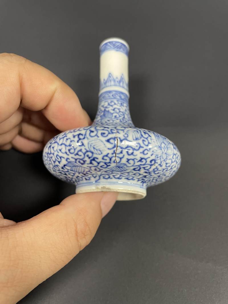 清康熙  青花缠枝花卉纹小荸荠瓶 - 图9