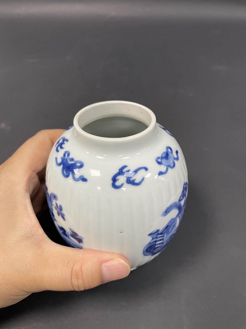 清康熙  青花开光瓶花博古诗文瓜棱罐 - 图8