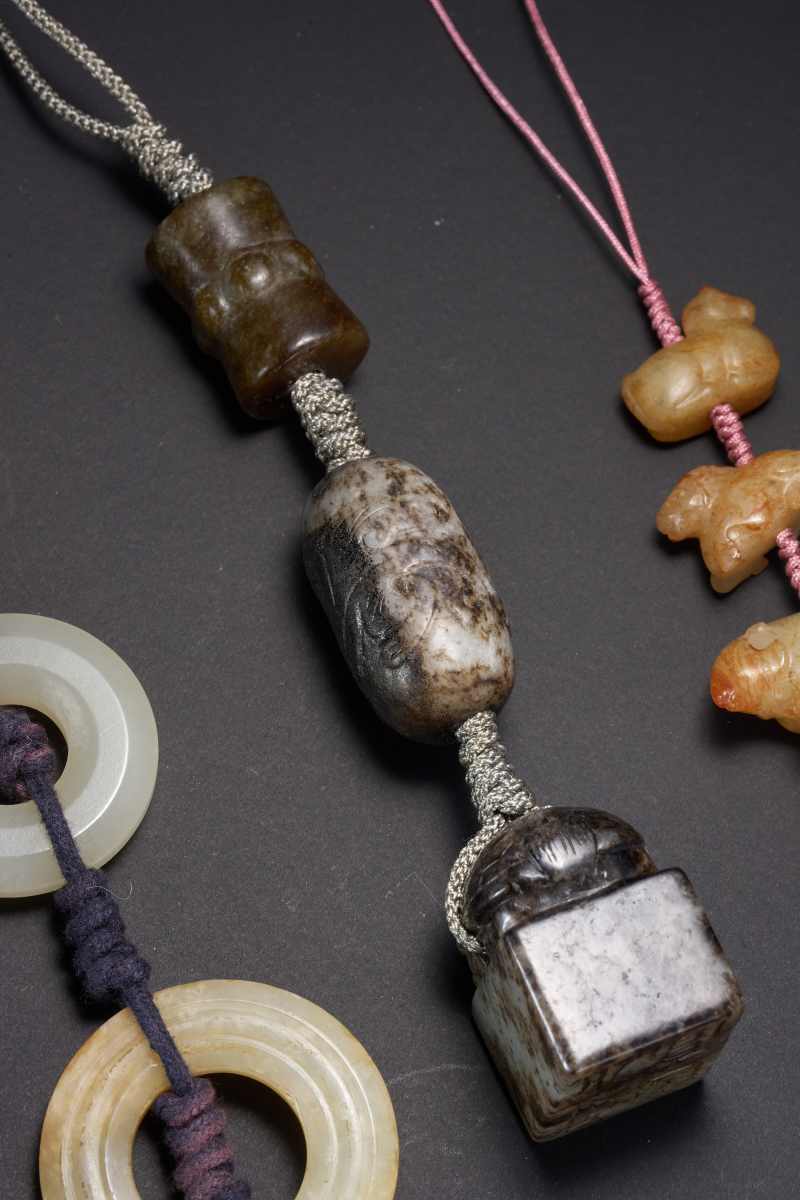 清  玉海棠环、龙纹璧、龙纹勒、龟钮印、动物、素勒子、玉环、毂纹勒子多宝串七件 - 图7