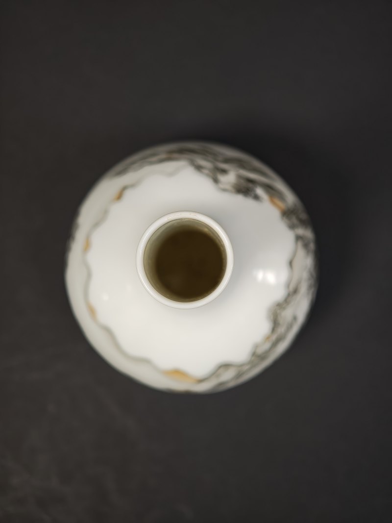民国  矾红墨彩山水人物纹小天球瓶 - 图6
