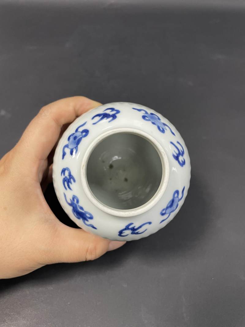 清康熙  青花开光瓶花博古诗文瓜棱罐 - 图9