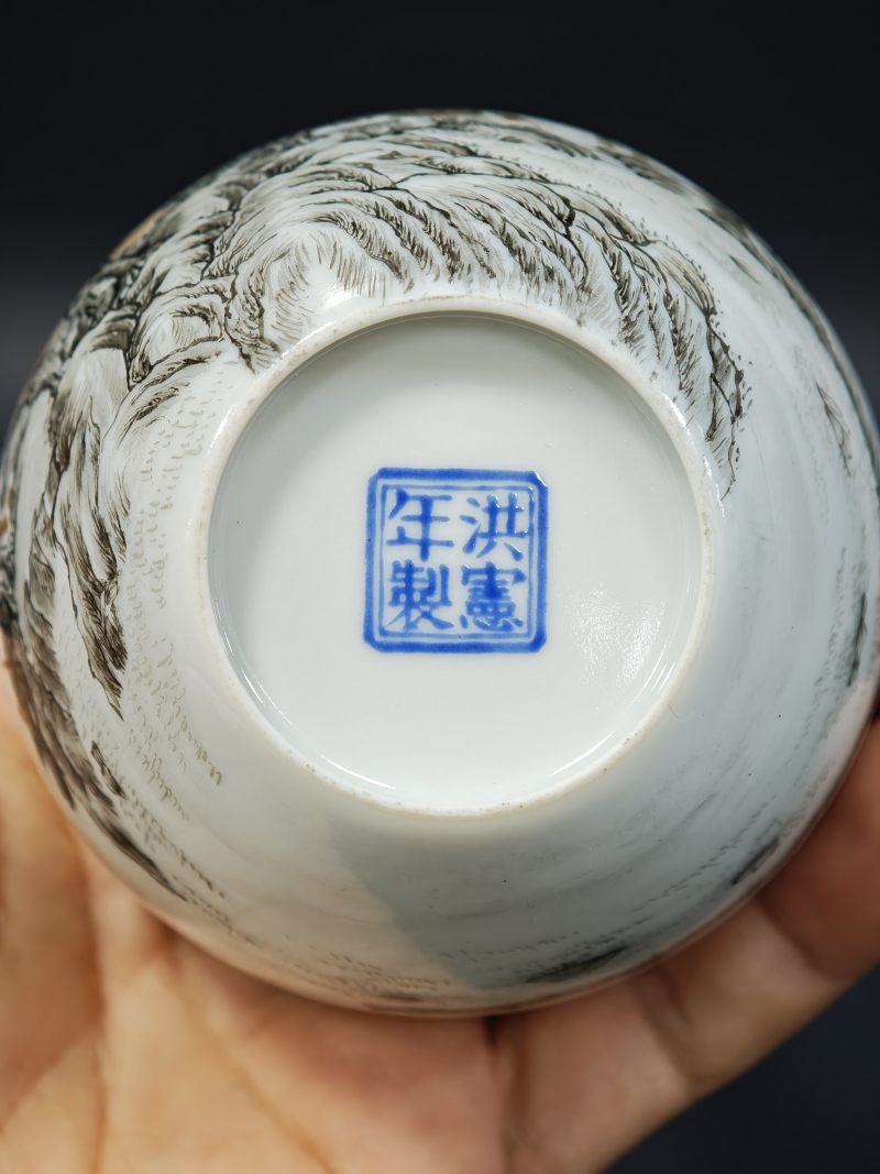 民国  矾红墨彩山水人物纹小天球瓶 - 图7