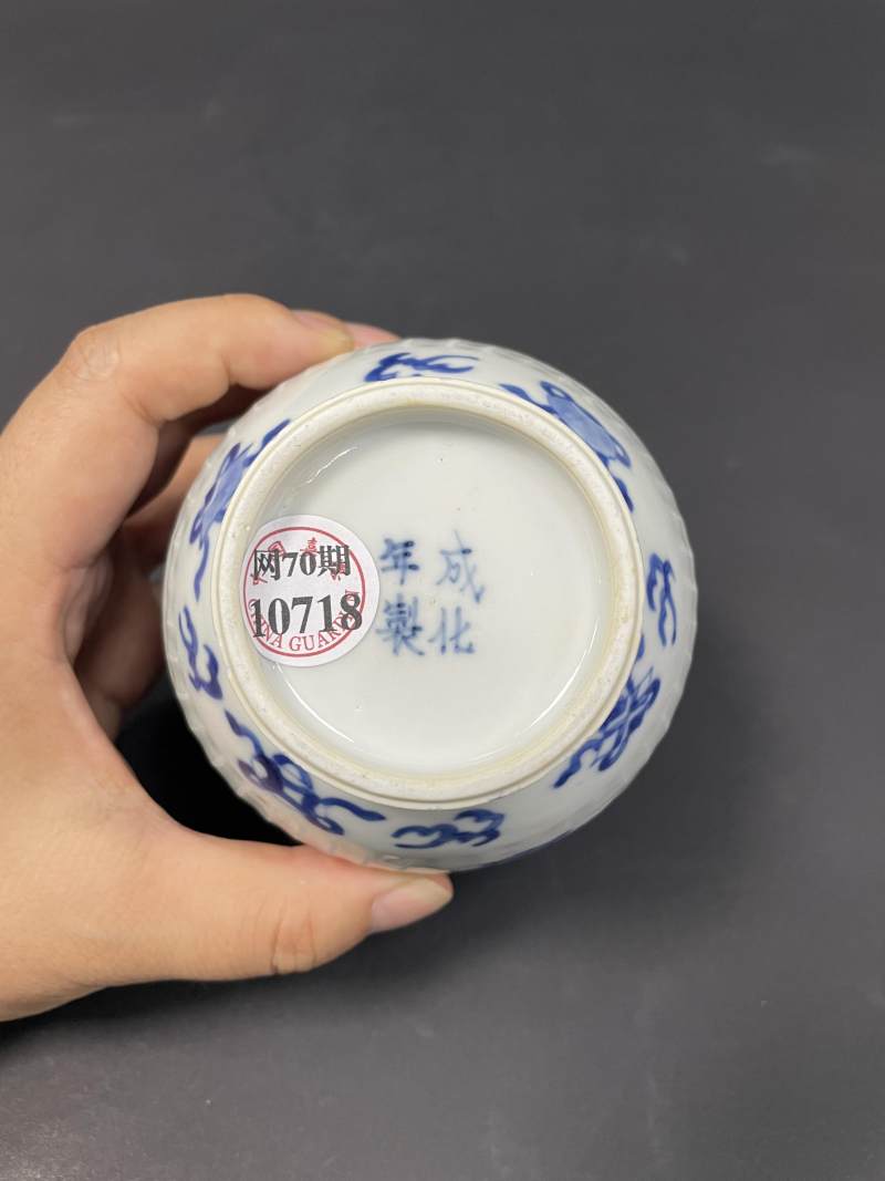 清康熙  青花开光瓶花博古诗文瓜棱罐 - 图10