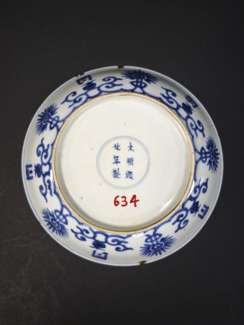 清康熙  青花缠枝花卉梵文盘 - 图4
