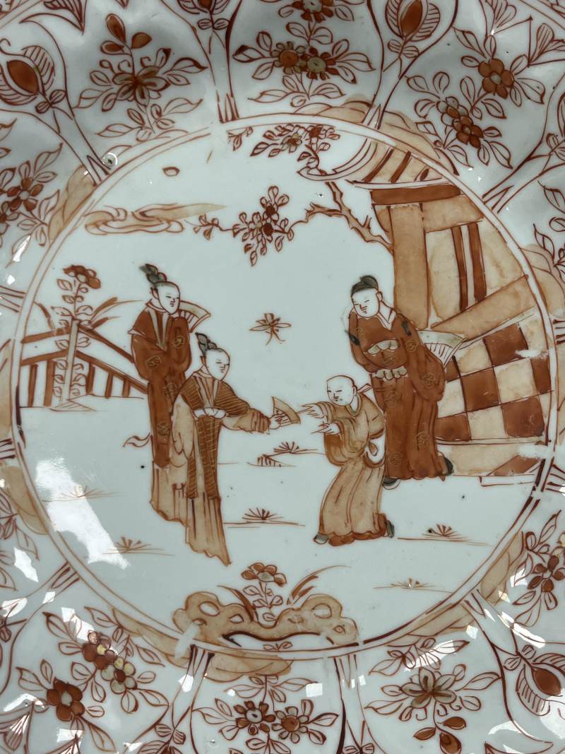 清康熙  矾红描金西厢记人物故事图大盘一对 - 图4