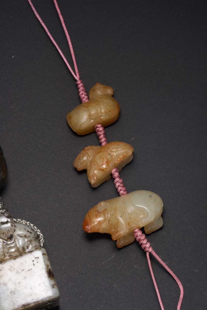 清  玉海棠环、龙纹璧、龙纹勒、龟钮印、动物、素勒子、玉环、毂纹勒子多宝串七件 - 图9