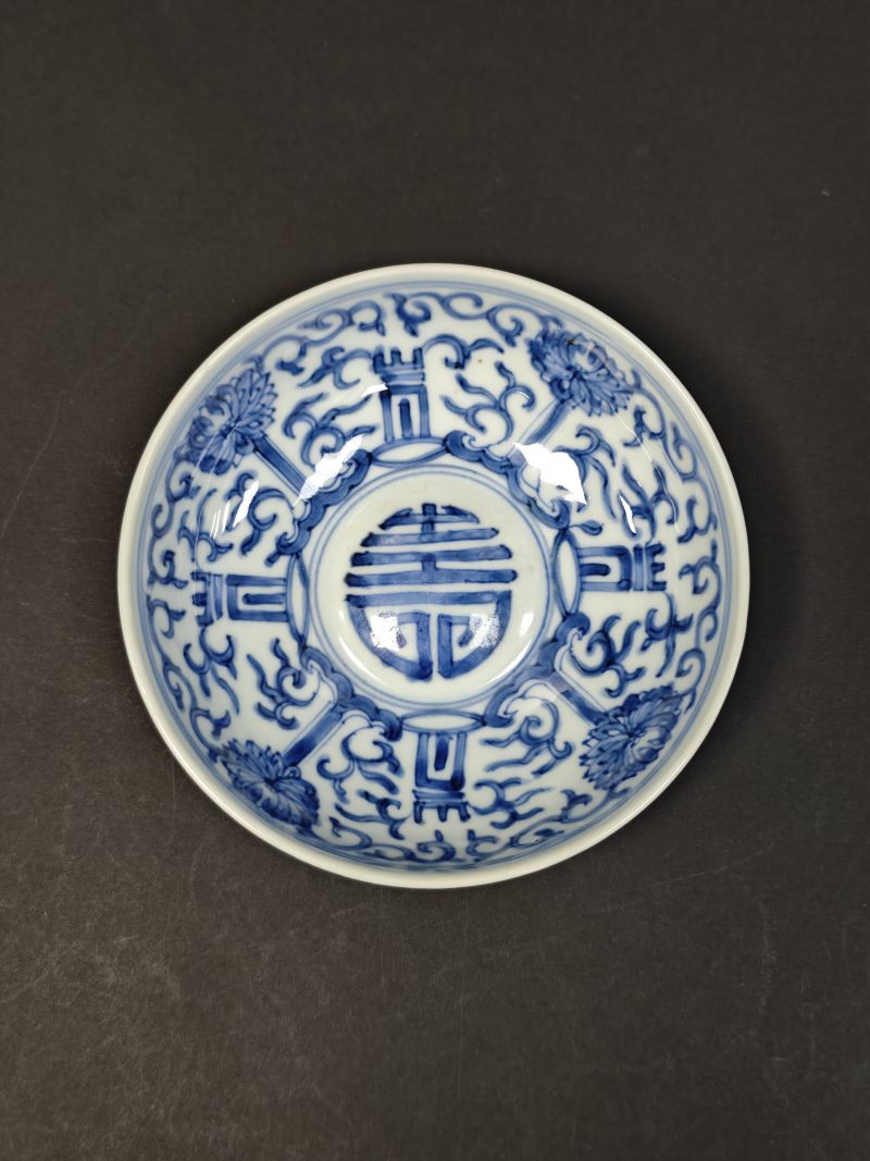 清雍正  青花缠枝莲寿字卧足碗 - 图5