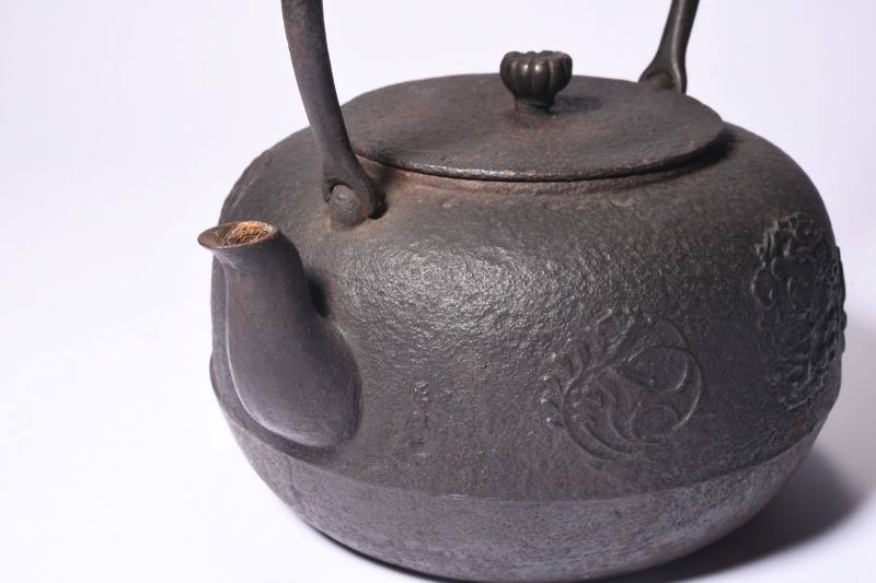 近代  正寿堂造花草纹南部铁瓶 - 图5
