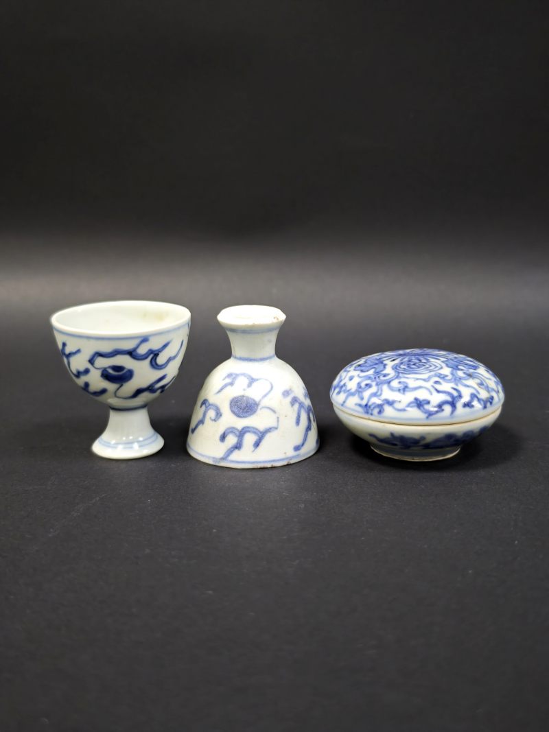 明末清初  青花云龙纹小高足杯、缠枝花卉纹印盒三件 - 图3