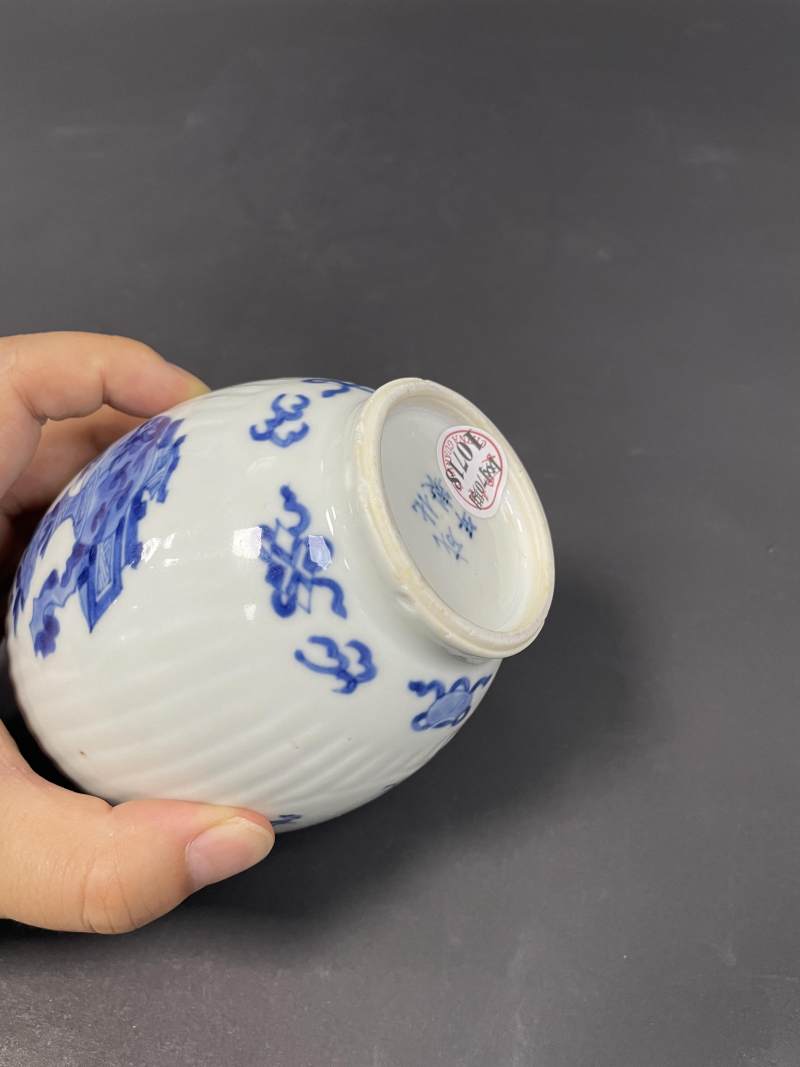 清康熙  青花开光瓶花博古诗文瓜棱罐 - 图11