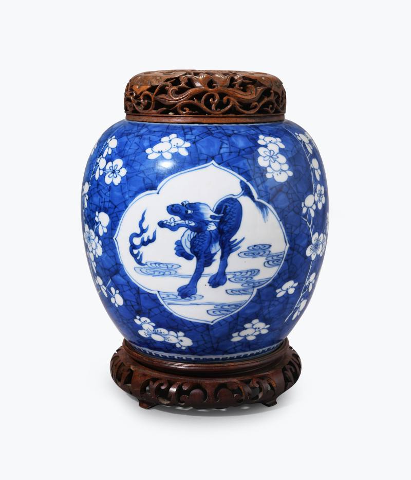 清康熙  青花冰梅纹开光瑞兽纹罐