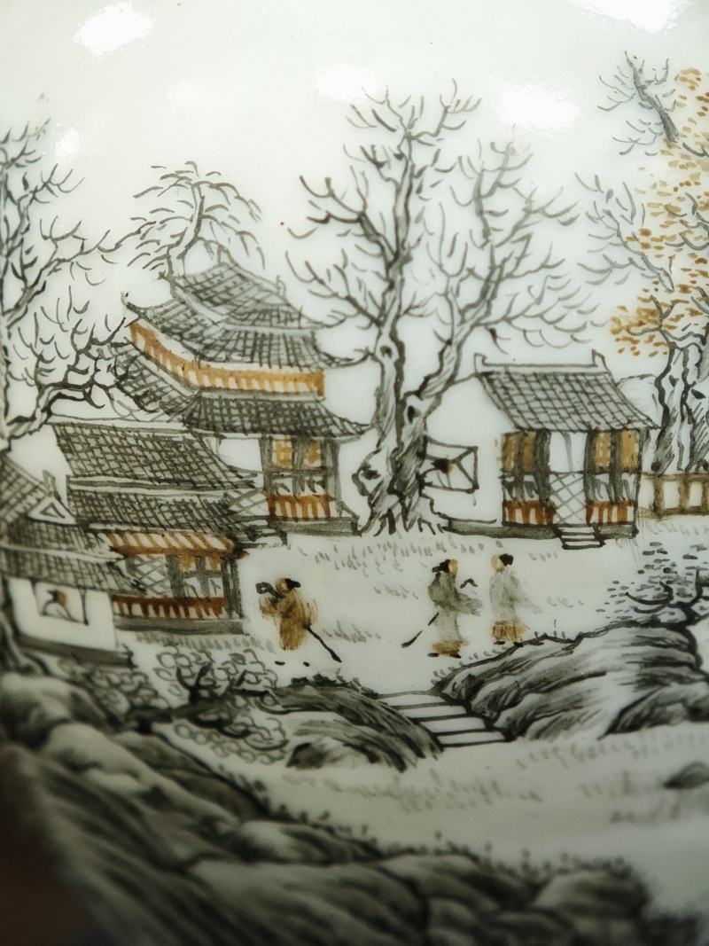 民国  矾红墨彩山水人物纹小天球瓶 - 图9
