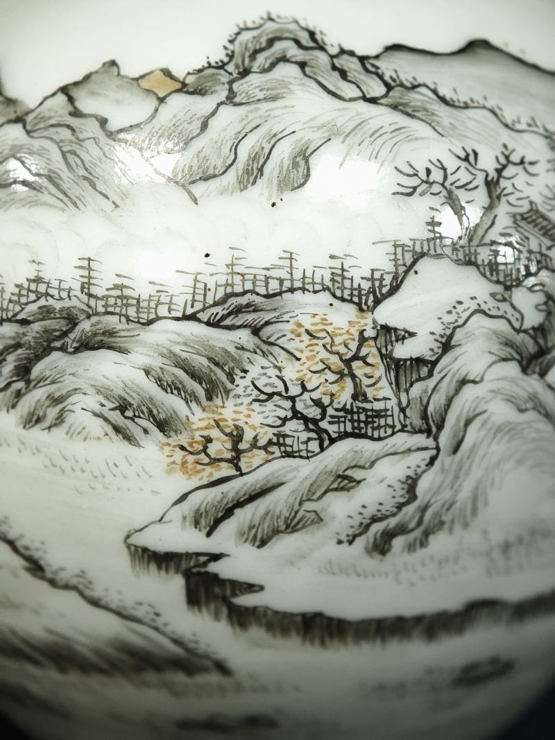 民国  矾红墨彩山水人物纹小天球瓶 - 图10