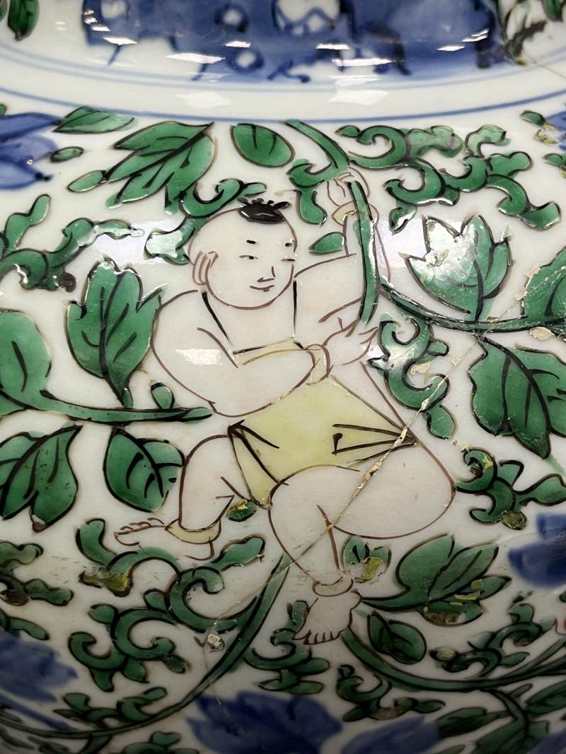 清顺治  青花五彩连生贵子图将军罐、穿花狮纹小盖罐各一件 - 图24