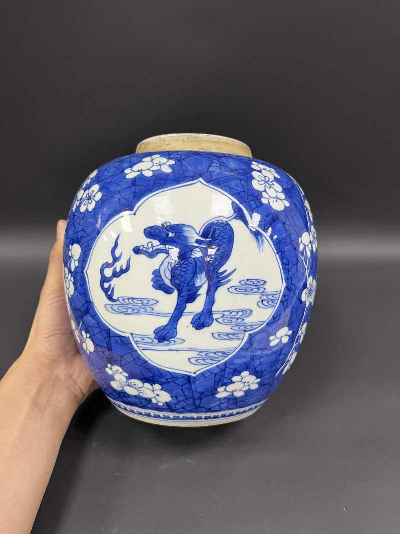 清康熙  青花冰梅纹开光瑞兽纹罐 - 图3