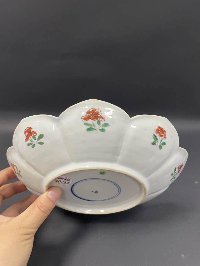 清康熙  五彩开光四季花鸟纹莲瓣盘 - 图7