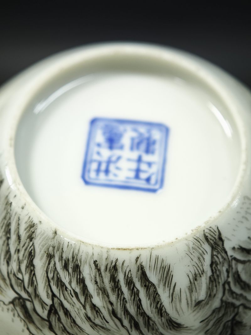 民国  矾红墨彩山水人物纹小天球瓶 - 图11
