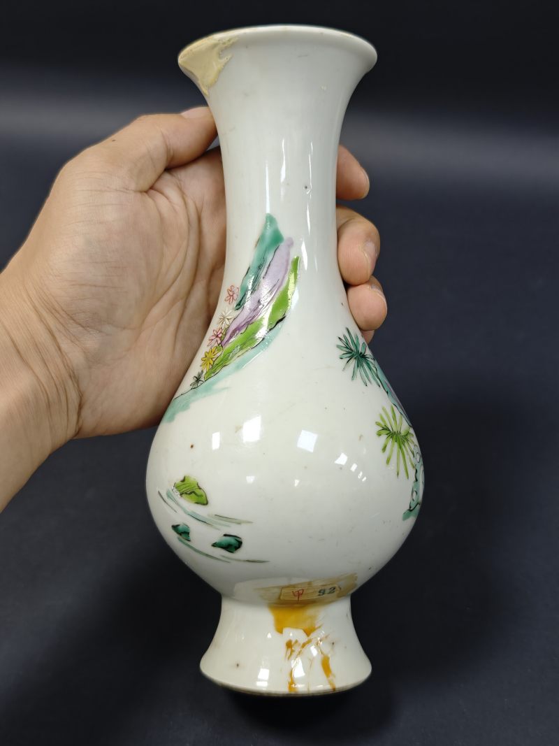 清雍正  粉彩人物纹小琵琶尊 - 图3