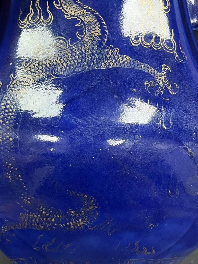 清晚期  蓝釉描金云龙纹贯耳瓶 - 图9