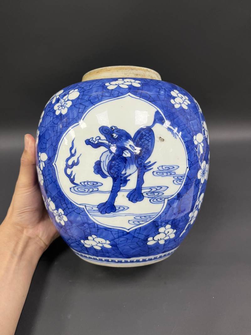 清康熙  青花冰梅纹开光瑞兽纹罐 - 图5