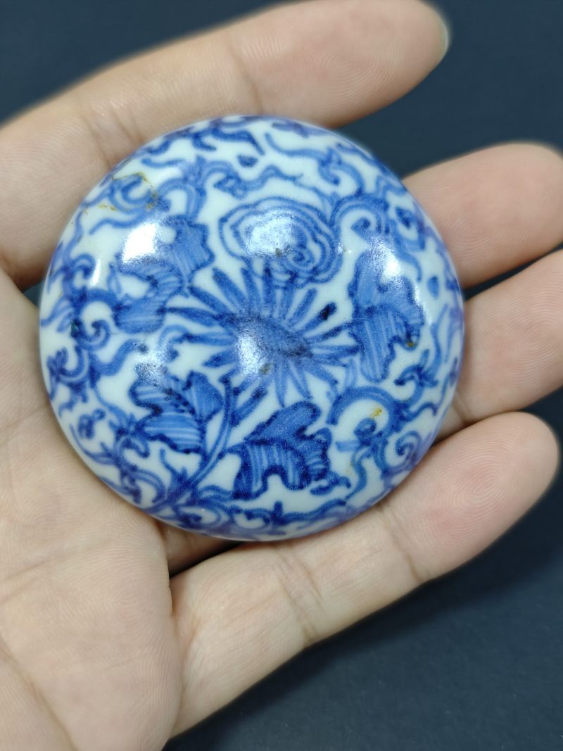 明末清初  青花云龙纹小高足杯、缠枝花卉纹印盒三件 - 图7