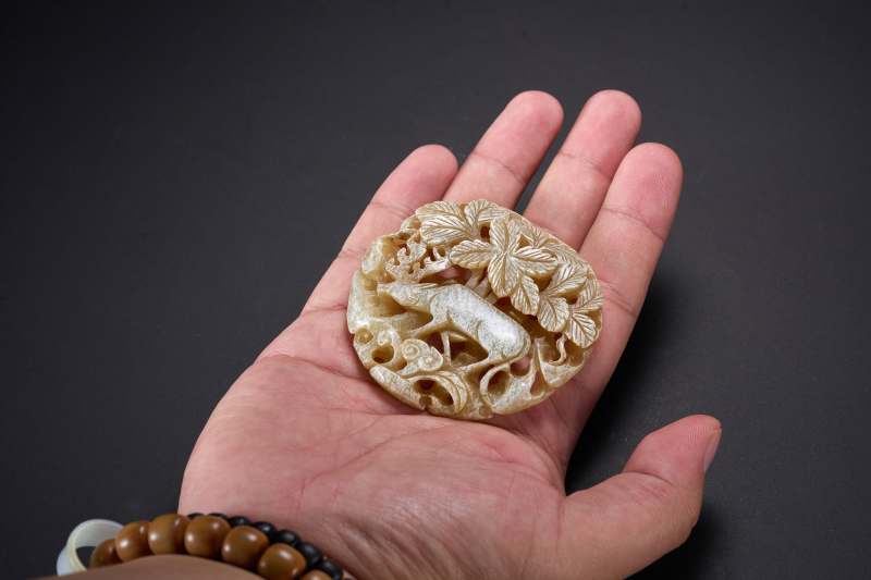 明  玉灰皮雕秋山带饰 - 图9