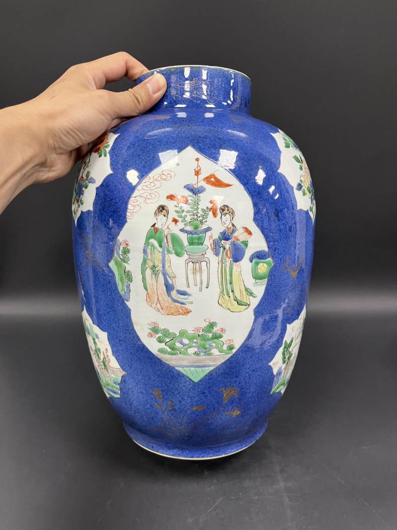 清康熙  洒蓝釉描金开光五彩山水花卉侍女图罐 - 图3