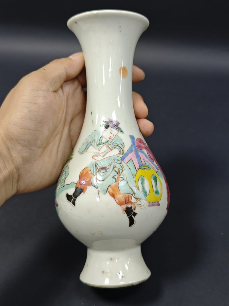 清雍正  粉彩人物纹小琵琶尊 - 图5