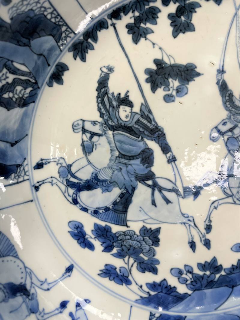清康熙  青花锦地开光刀马人物纹折沿大盘 - 图10