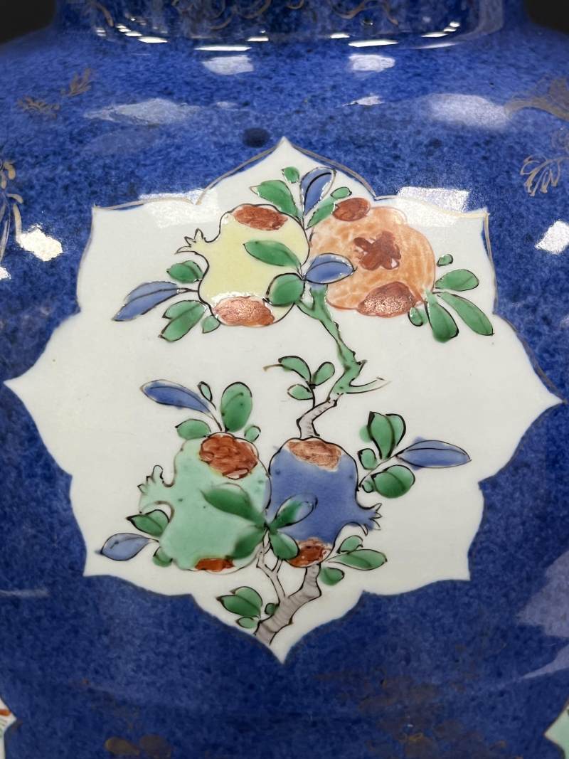 清康熙  洒蓝釉描金开光五彩山水花卉侍女图罐 - 图13