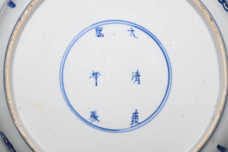 清康熙  青花开光仕女图折沿大盘 - 图2
