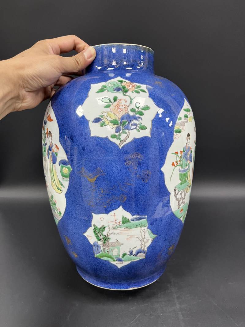 清康熙  洒蓝釉描金开光五彩山水花卉侍女图罐 - 图4