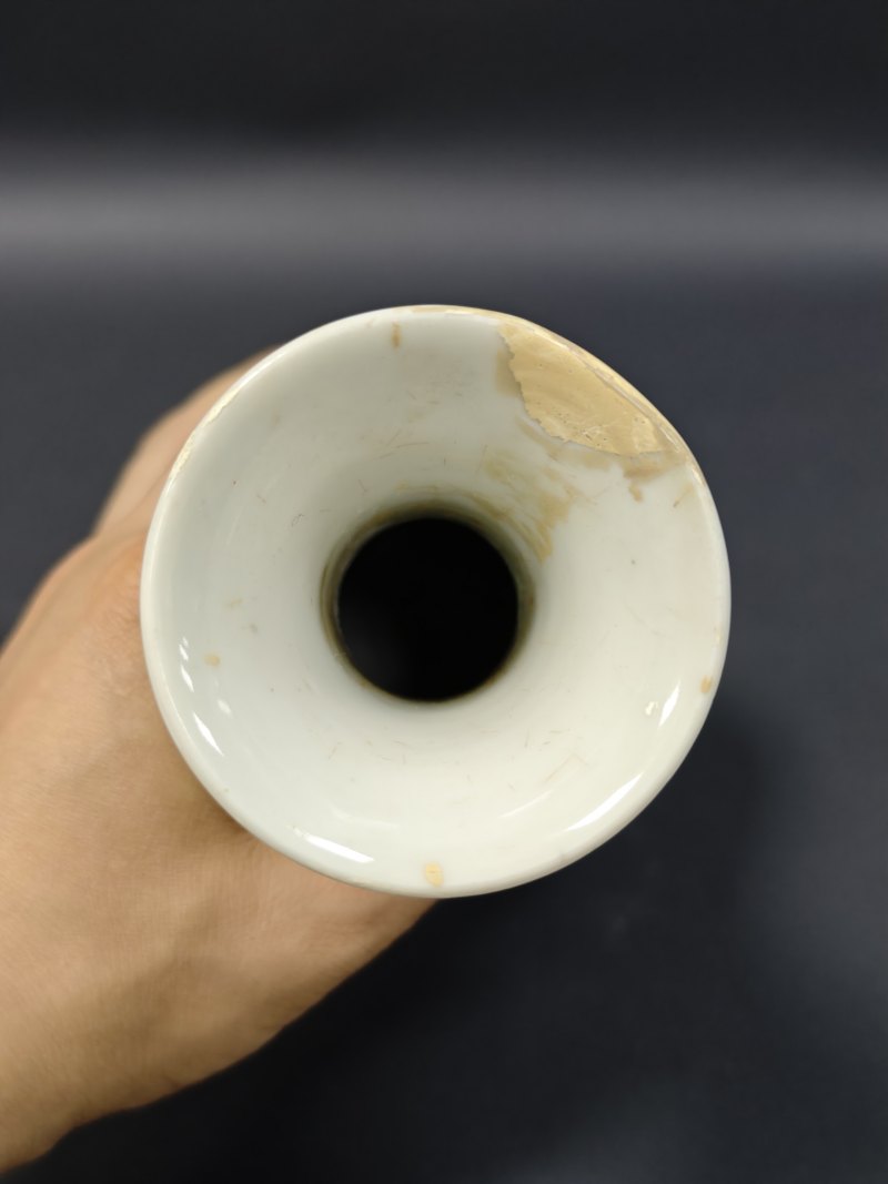 清雍正  粉彩人物纹小琵琶尊 - 图6