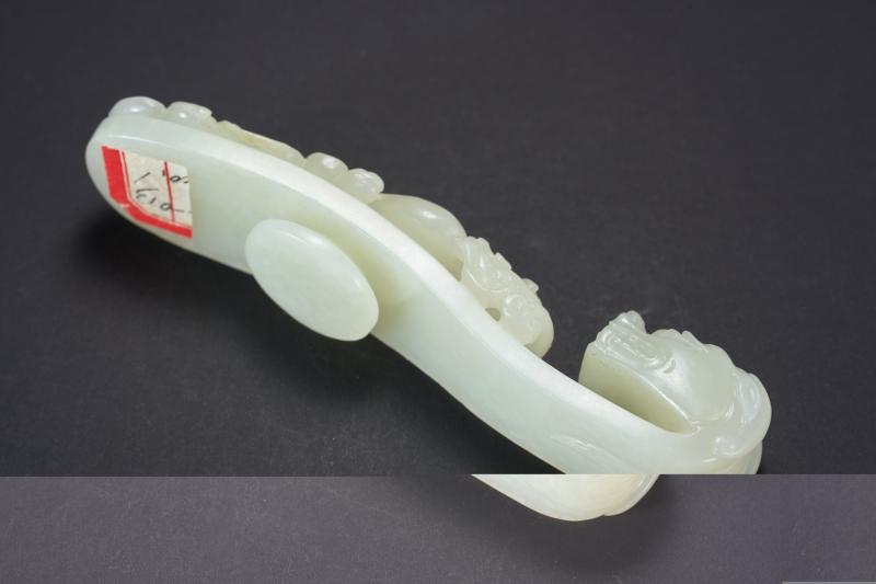 清  白玉苍龙教子带钩 - 图4