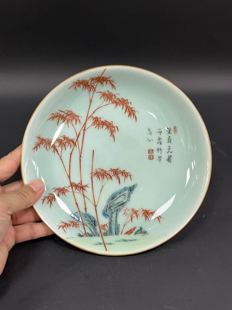 清乾隆  青釉粉彩竹石诗文盘 - 图3